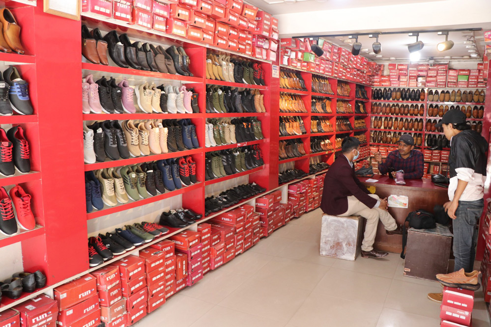 सुज प्यालेस चाबहिलमा ५०० मा २ जोर चप्पल, १००० मा जुत्ता Arthik Awaj